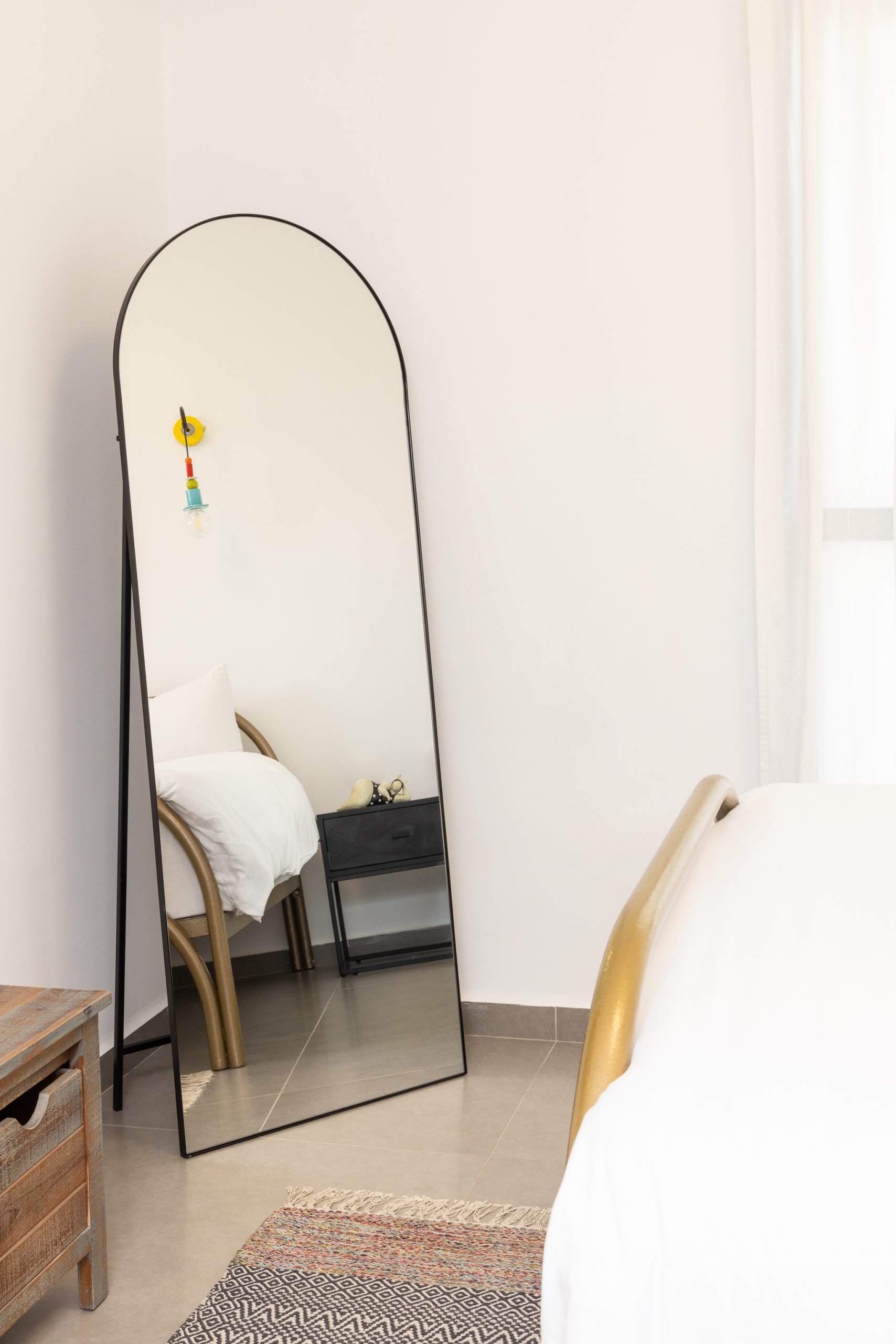 מראה עומדת עם קשת עליונה ומסגרת שחורה דקה