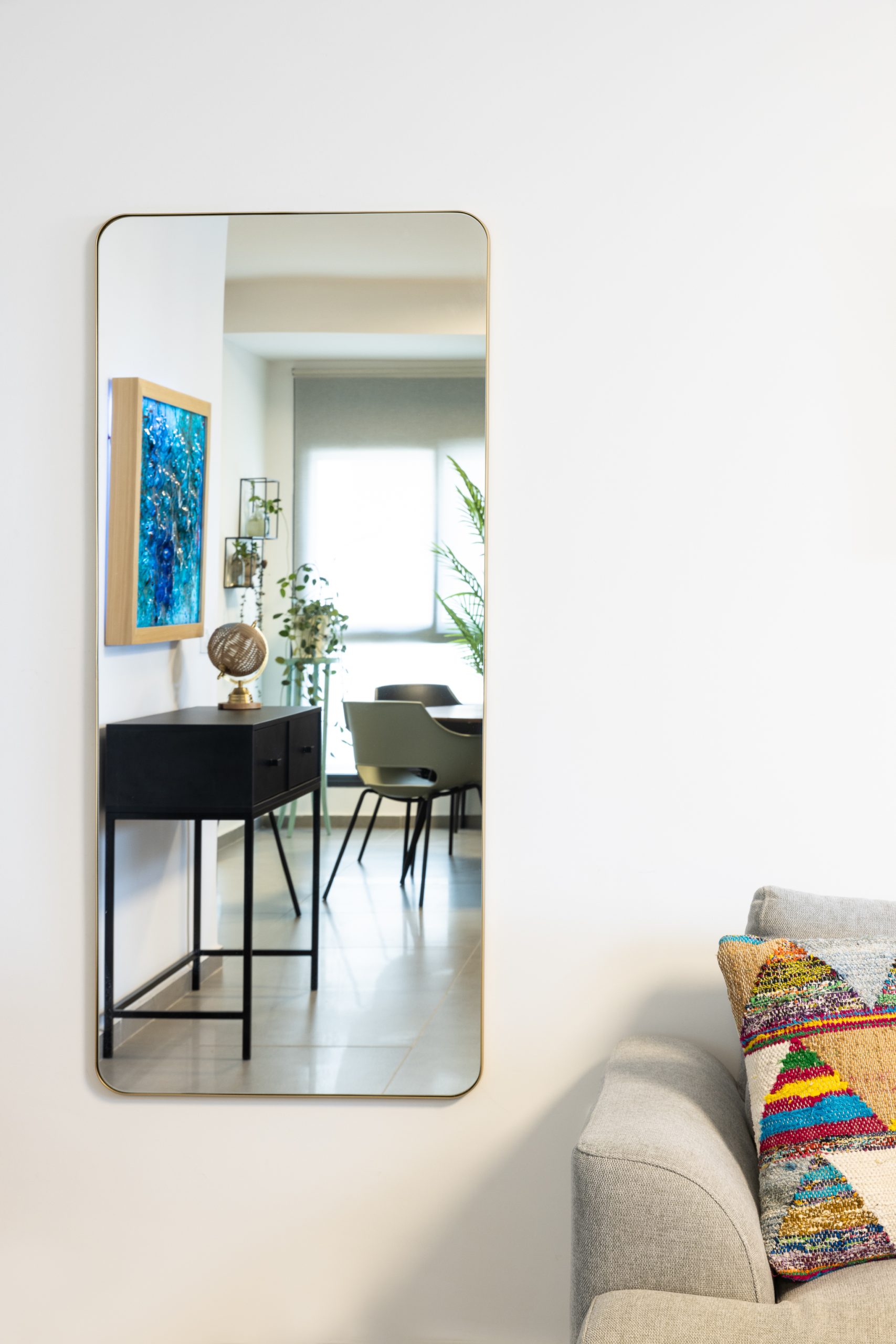 מראה מלבנית עם פינות מעוגלות ומסגרת דקה