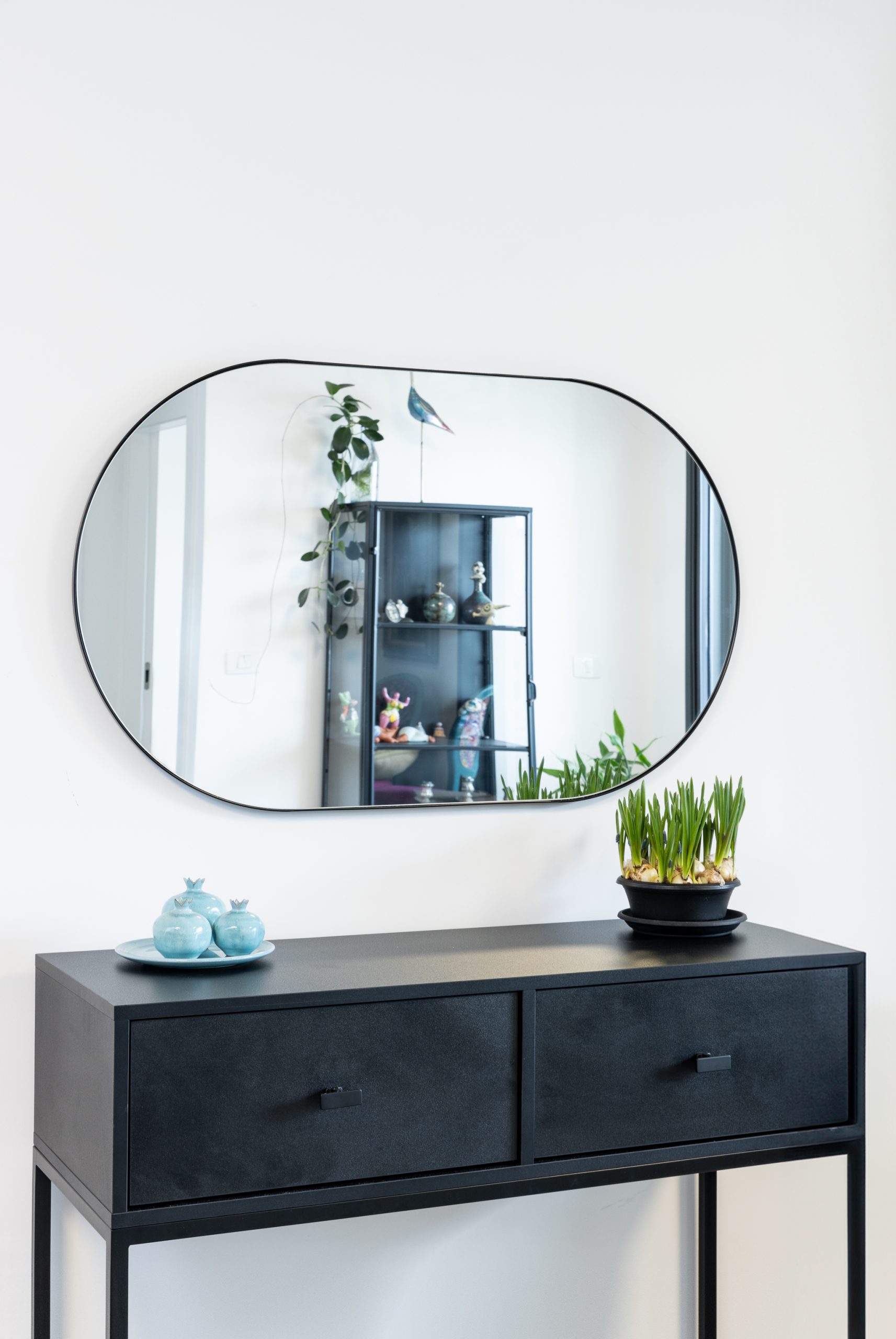 מראה קפסולה בעיצוב מודרני עם מסגרת דקה