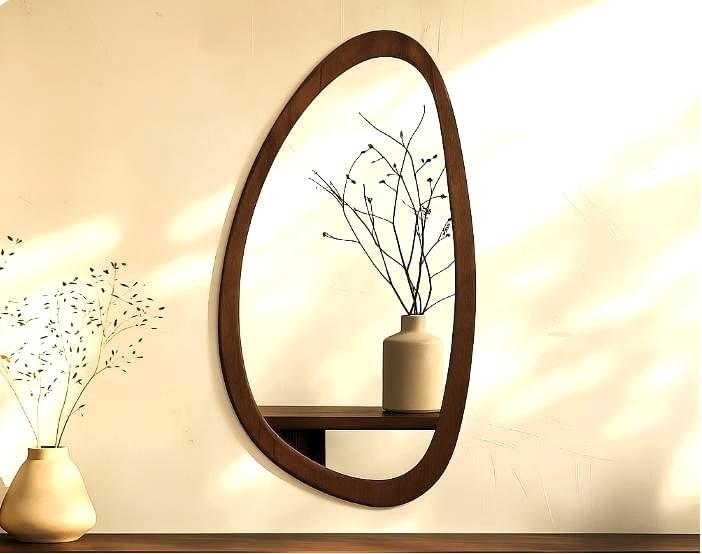 מראה אמורפית עם מסגרת עץ בצבע אגוז