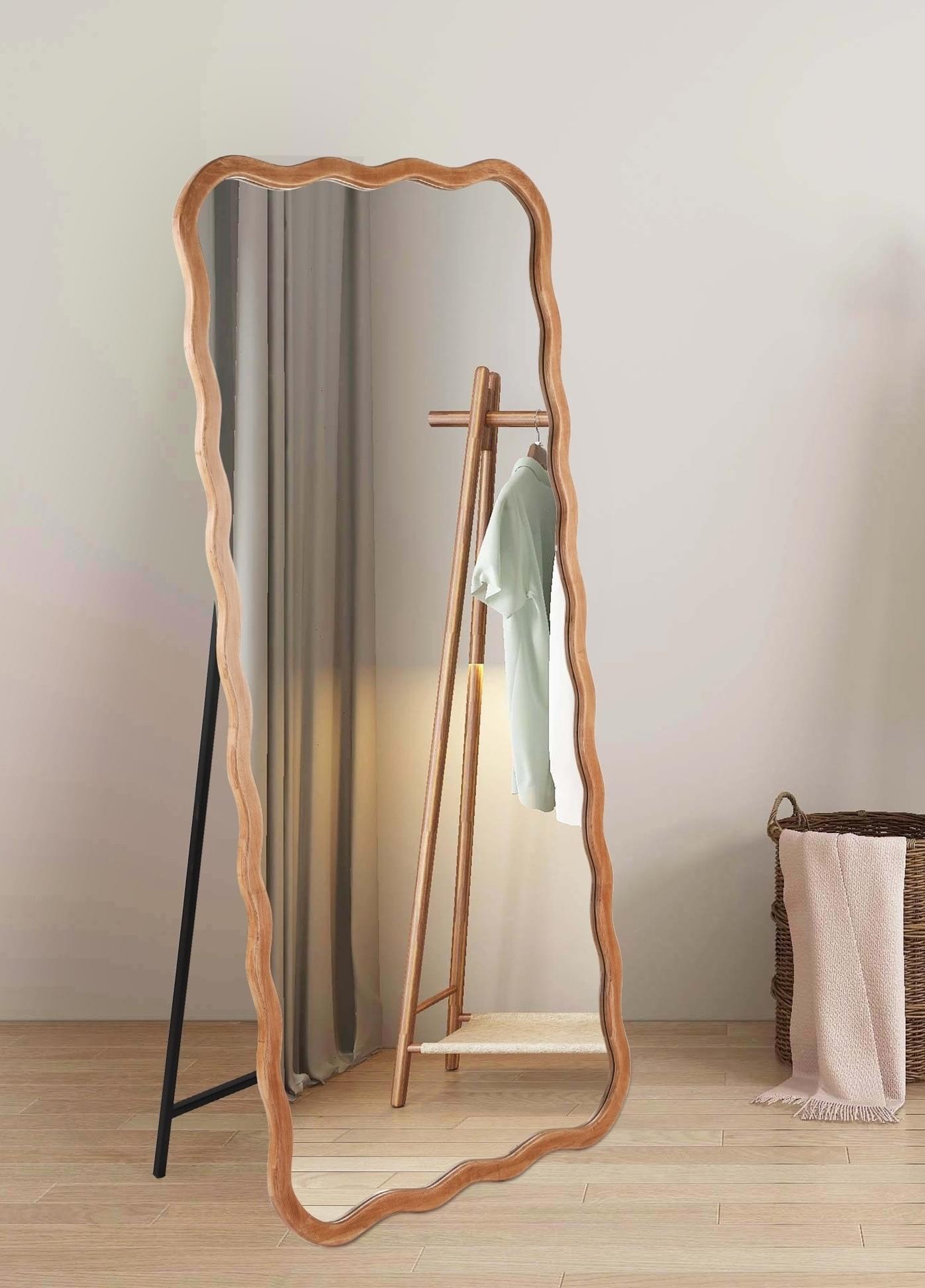 מראה עם מסגרת עץ מגולפת כולל רגל ותלייה