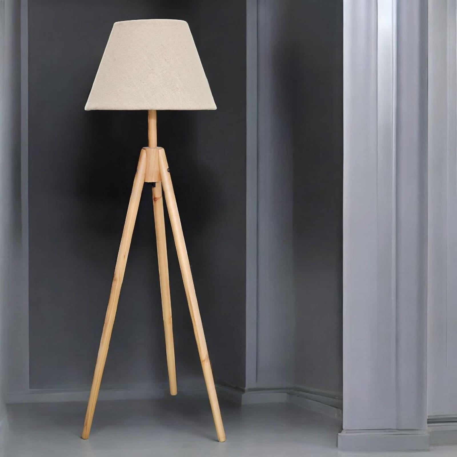 מנורת רצפה מעץ עם חצובה ובד קנבס בהיר